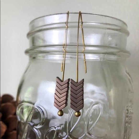 RESTOCKED 🚨 Mocha Delicate Arrow Earrings - Picture 2 of 4